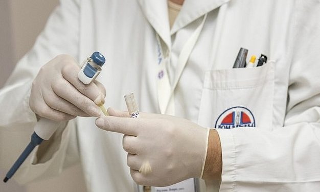 Tanügyesek, ügyvédek és művészek is beálltak az orvosok mögé