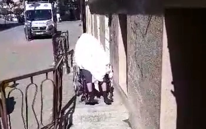 Pancsova: Órákon keresztül tartottak a tűző napon egy halottat a Covid-egészségháznál (videó)