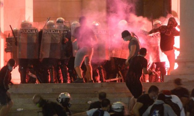 Pénteki mérleg: 71 letartóztatott, 14 sérült rendőr