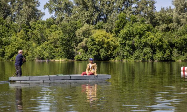 Vízre bocsátották a folyami hulladékból készült első Tiszai Plasztik Ladikot