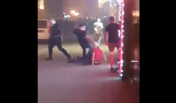 Autista fiút rugdostak a rendőrök az újvidéki tüntetésen (videó)