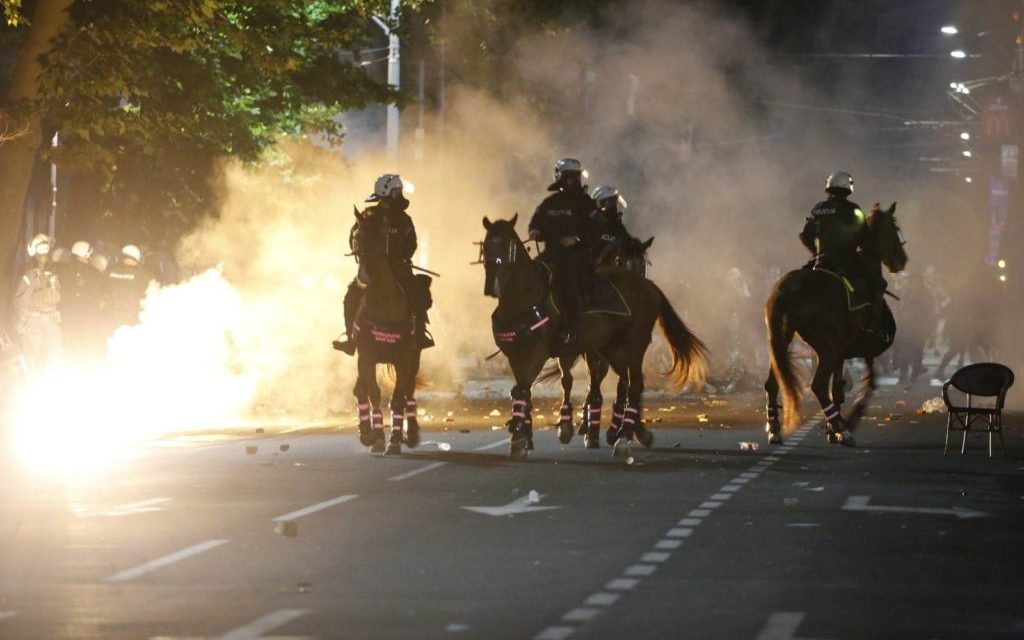 Belügyminisztérium: Nem pusztultak el rendőrségi kutyák és lovak a könnygáztól