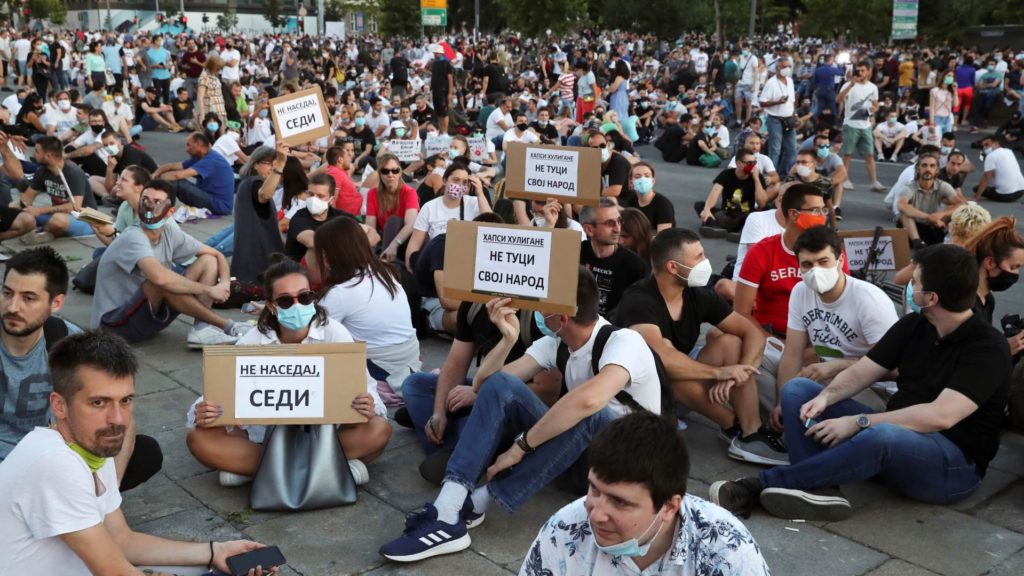 Szerbia-szerte békésen tüntetnek a polgárok, elhatárolódtak a provokátoroktól