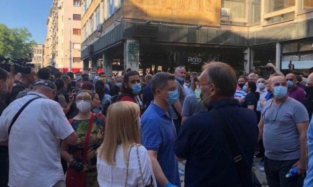 Új összetételű válságstáb felállítását követeli a Szövetség Szerbiáért