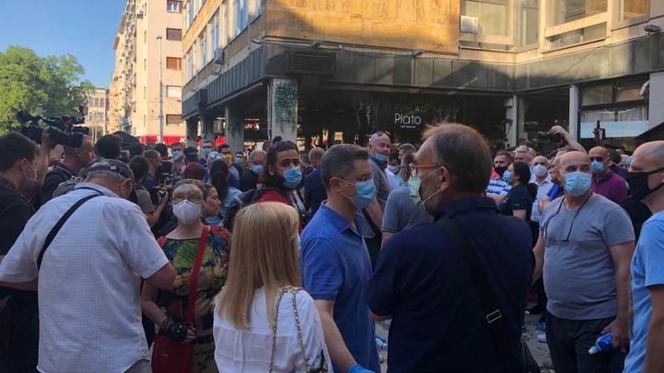 Új összetételű válságstáb felállítását követeli a Szövetség Szerbiáért