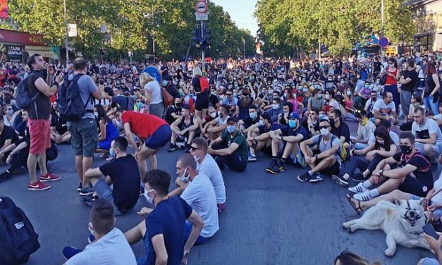 Újvidék: A tüntetők betörték az RTV és a városháza ablakait, egy fiatalember megsérült