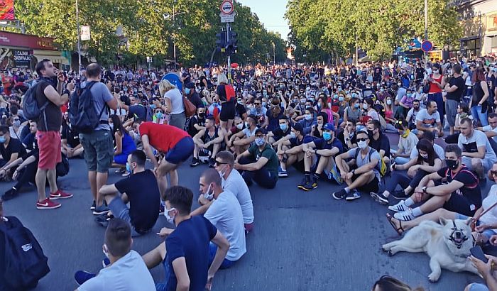 Újvidék: A tüntetők betörték az RTV és a városháza ablakait, egy fiatalember megsérült