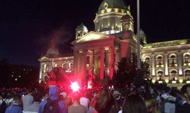 Megpróbáltak betörni a parlament épületébe