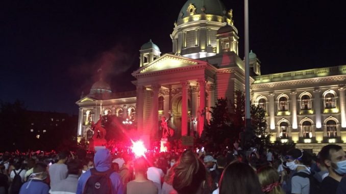 Megpróbáltak betörni a parlament épületébe