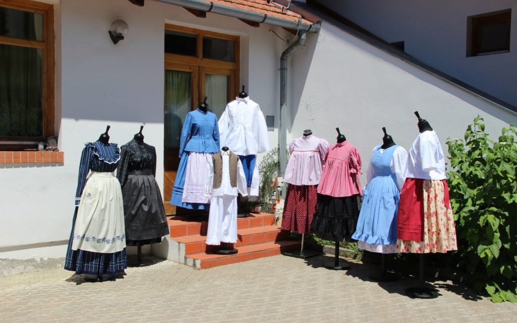 <span class="entry-title-primary">Jól viselték magukat</span> <span class="entry-subtitle">Sikerrel zárult a délvidéki viseletkészítő tanfolyam</span>