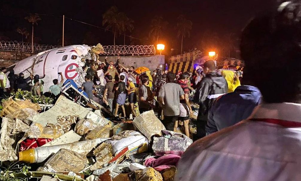 Legalább tizenhatan meghaltak, sokan megsérültek egy indiai repülőgép-szerencsétlenségben