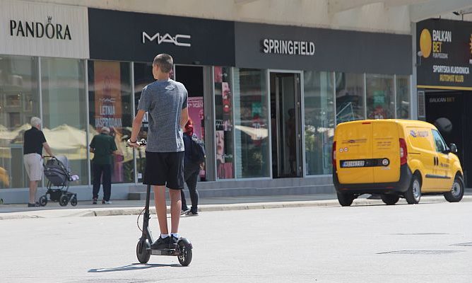 <span class="entry-title-primary">A törvény lelassítja majd az e-rollereket</span> <span class="entry-subtitle">Ha elfogadják az új Közlekedésbiztonsági törvényt, akkor az elektromos rollerrel csak a járdán lehet majd közlekedni</span>