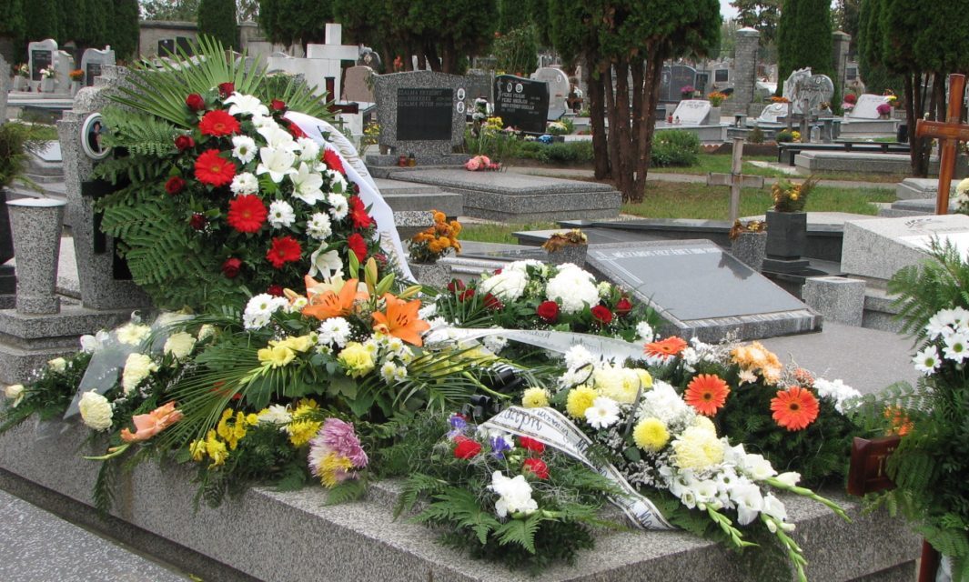 <span class="entry-title-primary">Megrekedve a gyász folyamatában</span> <span class="entry-subtitle">A rendkívüli állapot alatt a temetések menetét is szabályozták, azon legtöbb tíz személy vehetett részt – Sok hozzátartozó a hamvasztást választotta, mert a család külföldön élő tagjai a határ túloldalán rekedtek</span>