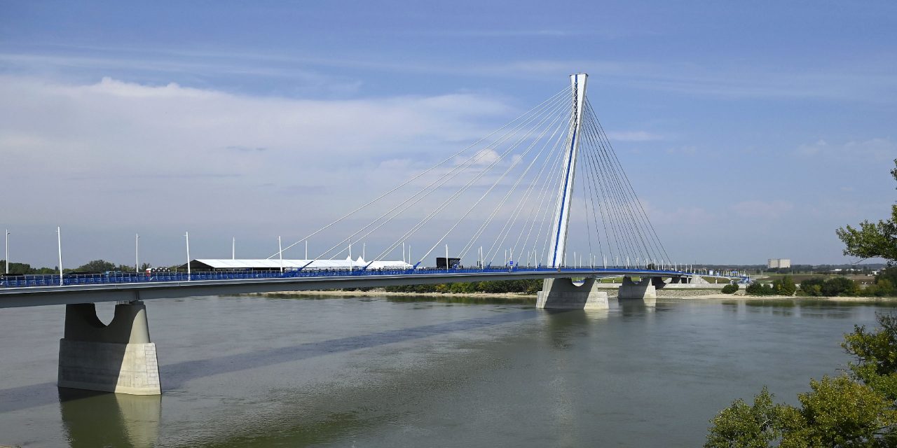 <span class="entry-title-primary">Átadták a Duna legmagasabb hídját</span> <span class="entry-subtitle">Építése közben szakszótár is született</span>