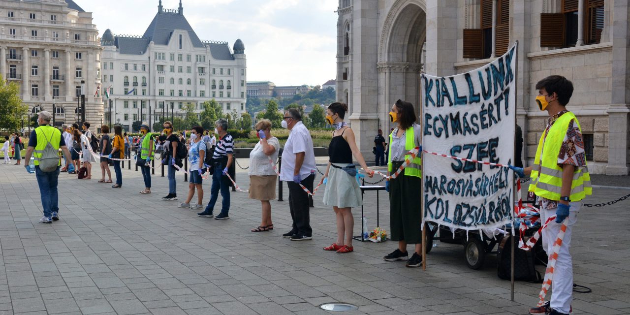 <span class="entry-title-primary">Élőlánccal juttatták el üzenetüket a Színművészeti hallgatói a Parlamentbe</span> <span class="entry-subtitle">Az egyetemről közben egyre több oktató távozik</span>