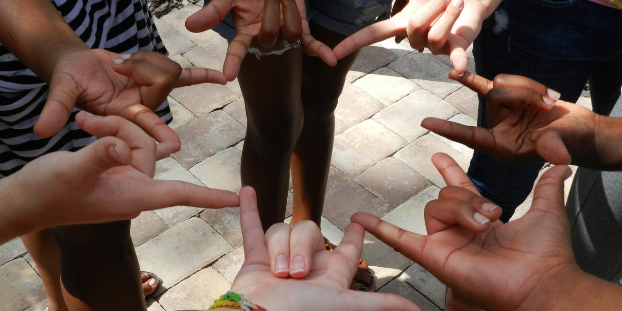 <span class="entry-title-primary">Hang nélkül is hangosan</span> <span class="entry-subtitle">Ma van a jelelés világnapja</span>