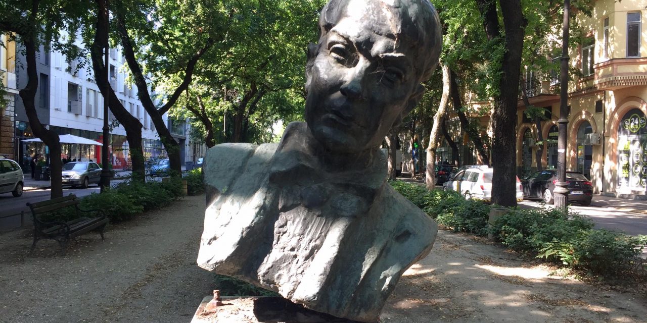 Megrongálták Kosztolányi Dezső szabadkai mellszobrát