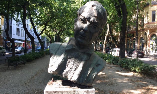 Megrongálták Kosztolányi Dezső szabadkai mellszobrát