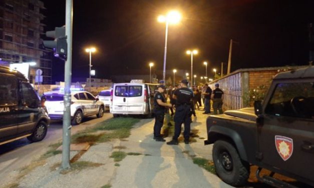 Újvidék: Rendőrségi felügyelet mellett tépkedték le az ellenzék által kiragasztott plakátokat