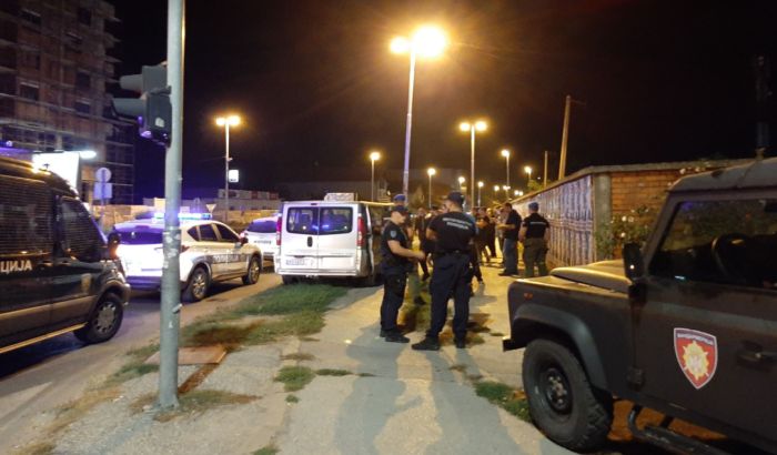 Újvidék: Rendőrségi felügyelet mellett tépkedték le az ellenzék által kiragasztott plakátokat