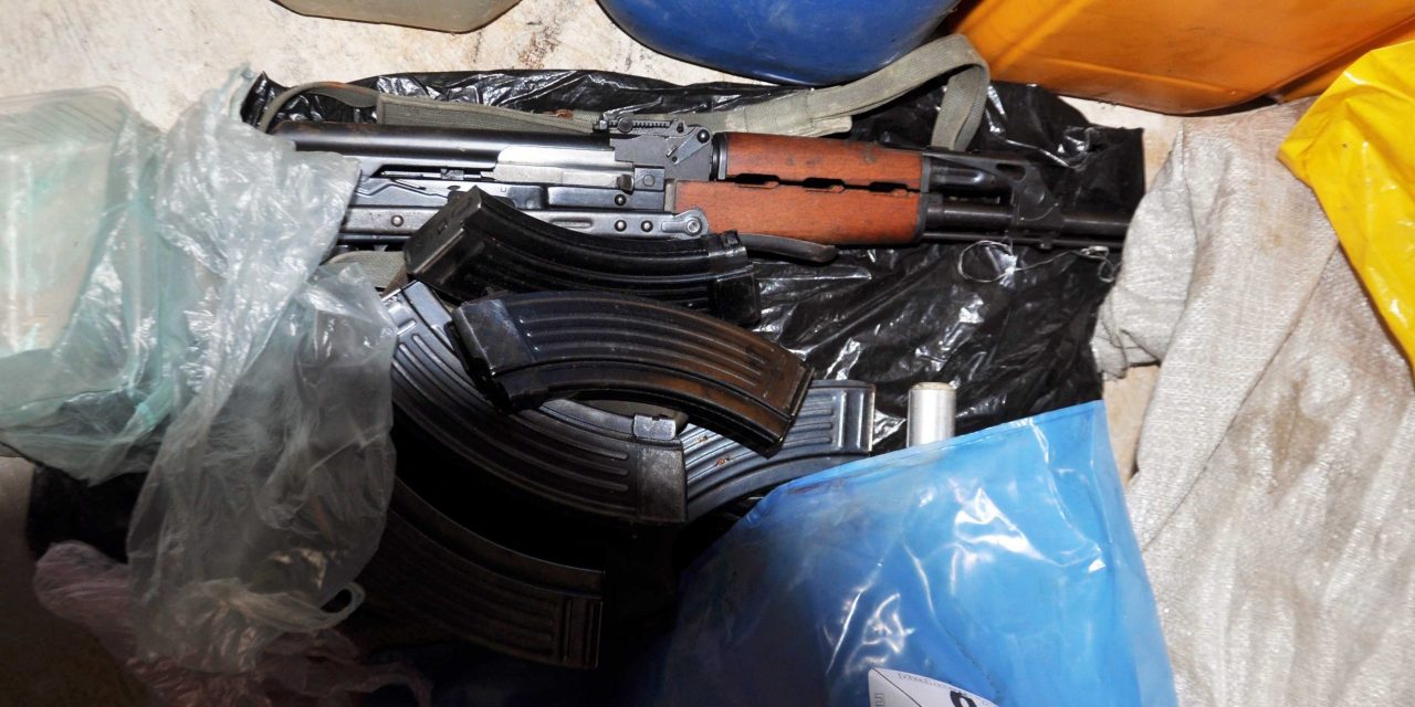 Kézigránátokat, puskákat és lőszert tartott a garázsban (Fotók)