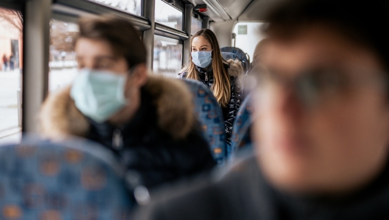 Hétfőtől még több helyen kötelező a maszk Magyarországon