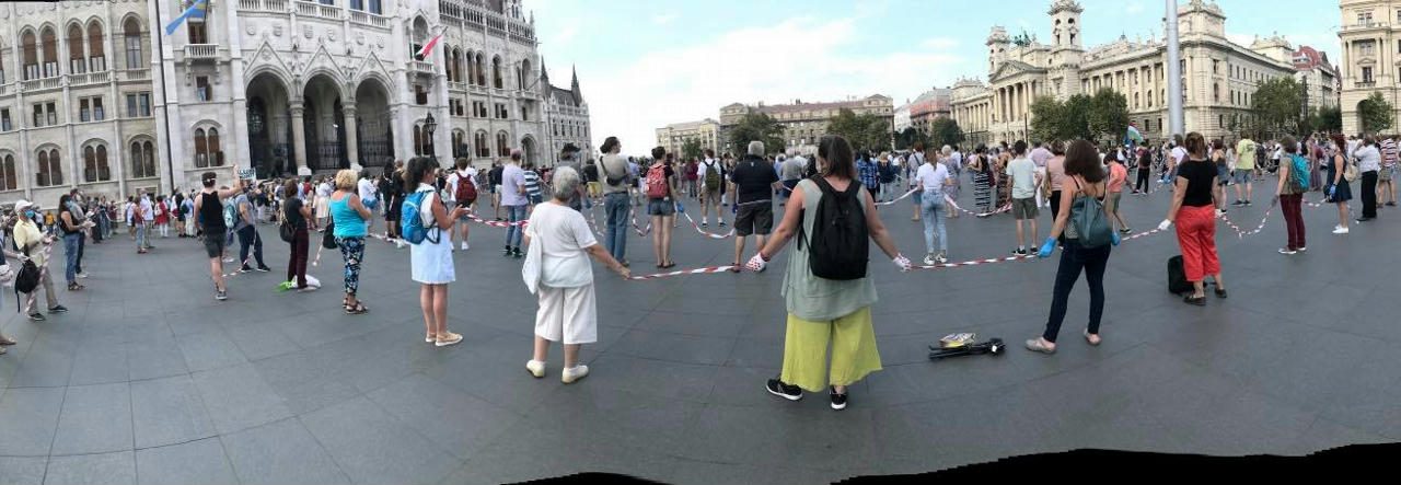 Kilométereken át húzódott a tiltakozó élőlánc