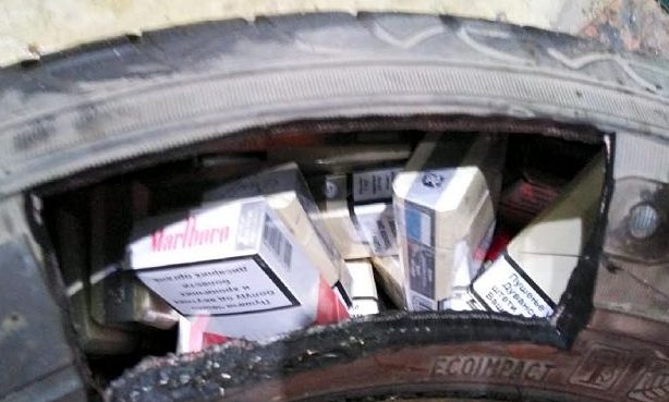 A pótkerékbe és a műszerfalba rejtették a csempészek a cigarettát (fotók)