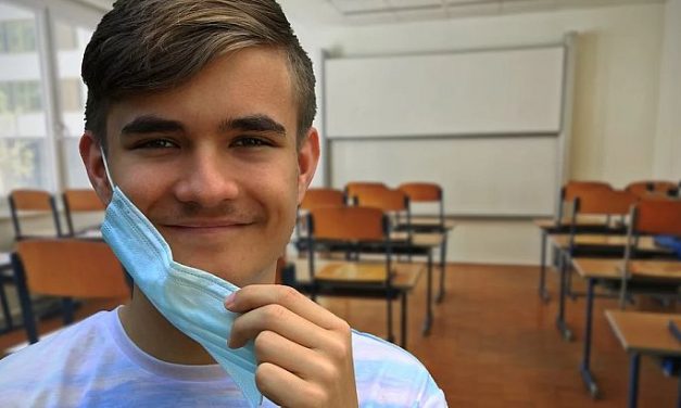 Három iskolaigazgató széke bánta a maszkviselés mulasztását