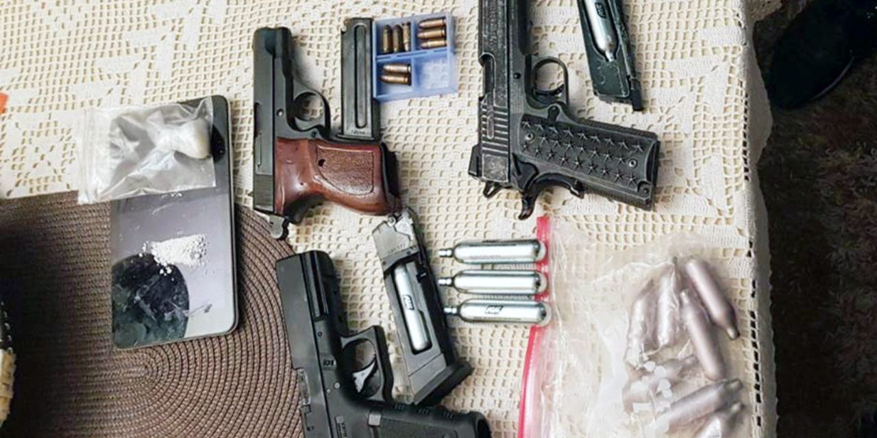 Belgrád: Fegyvereket, lőszert és drogot talált a rendőrség egy lakásban (Fotók)