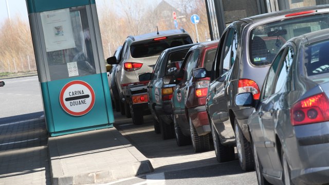 Kétórás várakozás a határokon