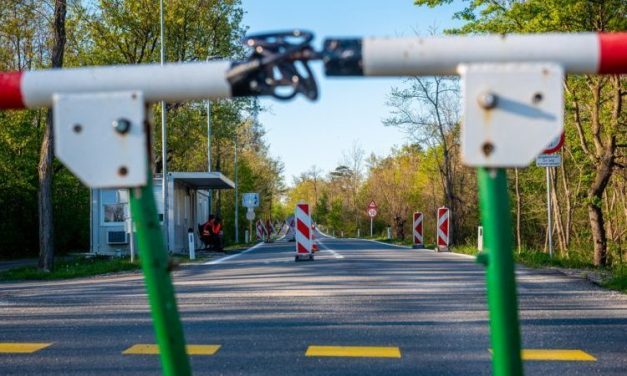 Szijjártó: Október elseje után is marad a határzár