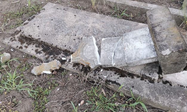 Vandalizmus a kucorai temetőben