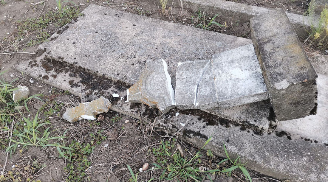 Vandalizmus a kucorai temetőben