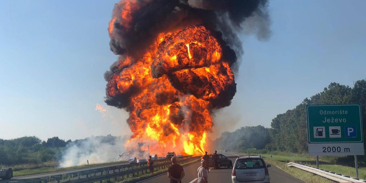 Kamionok lángolnak a horvát autópályán (Videók)