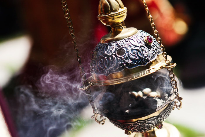 Tömjénnel és imával akarta elűzni a koronavírust egy tanítónő