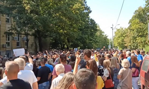 A védőoltás beharangozott tesztelése ellen tüntettek Belgrádban