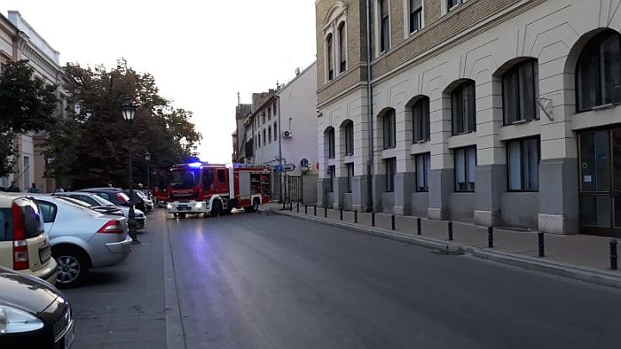 Újvidék: Kigyulladt egy parkoló autó