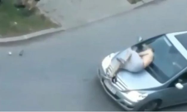 Újvidék: Előállítottak egy autókra ugráló, utcán vizelő részeg fiatalt (Videó)