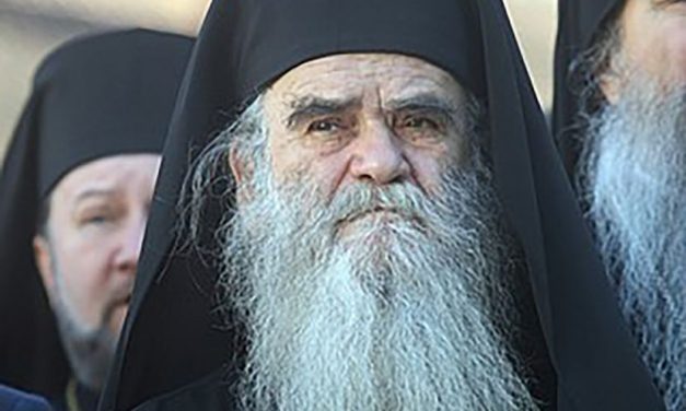 Koronavírus-fertőzésben elhunyt Amfilohije püspök