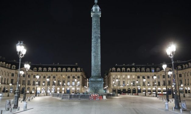 Menekülnek az emberek Párizsból (videó)