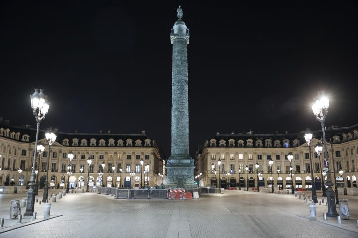 Menekülnek az emberek Párizsból (videó)