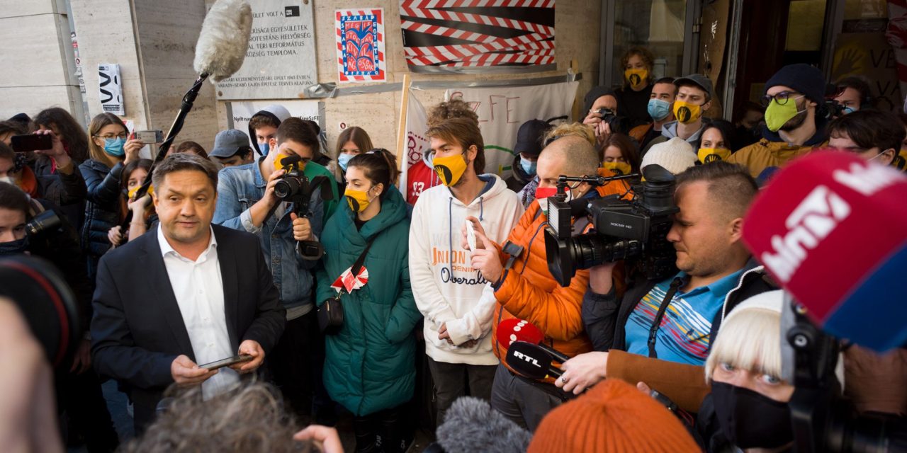 <span class="entry-title-primary">Az új kancellár ma sem jutott be az épületbe</span> <span class="entry-subtitle">Az SZFE hallgatói félévük érvényességét tették kockára</span>