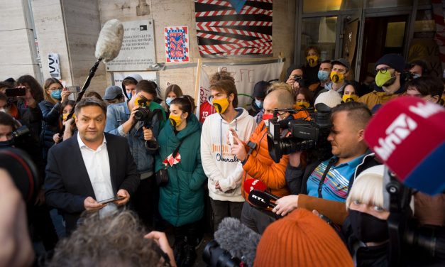 <span class="entry-title-primary">Az új kancellár ma sem jutott be az épületbe</span> <span class="entry-subtitle">Az SZFE hallgatói félévük érvényességét tették kockára</span>