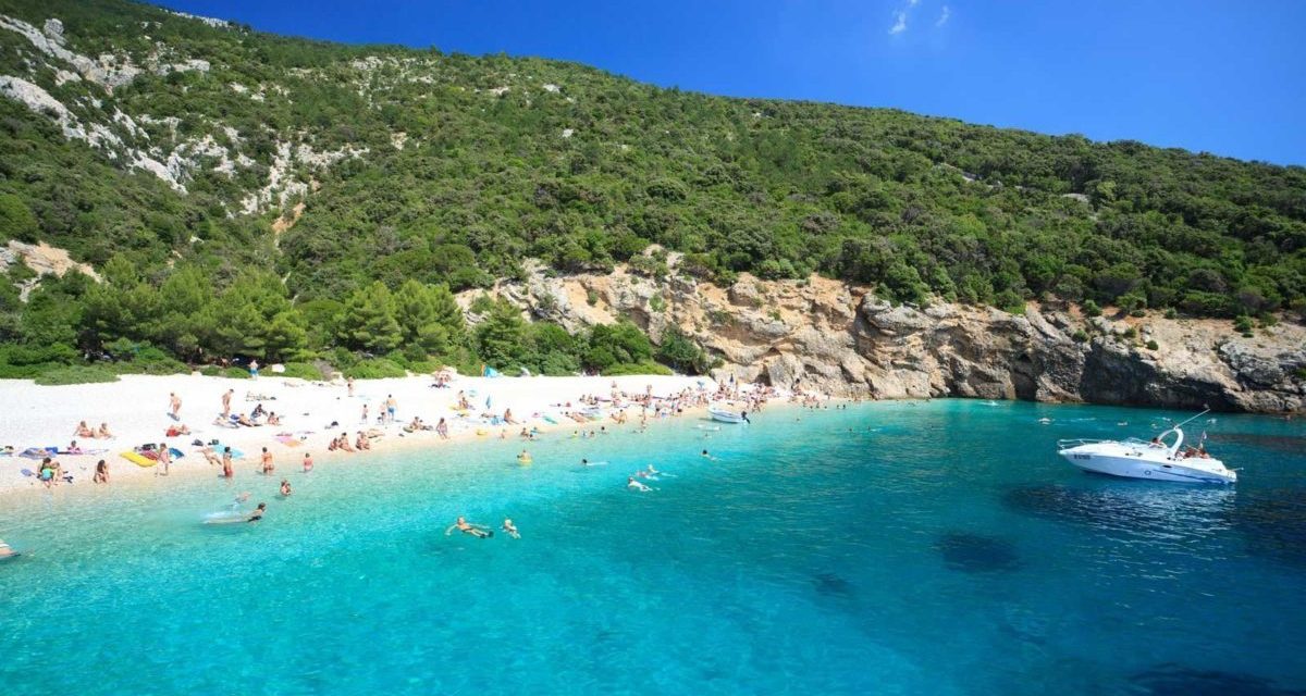 Leégett és elsüllyedt egy hajó Cres-szigeténél, meghalt egy férfi