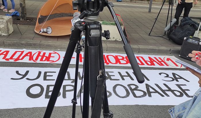 Belgrádban az oktatási minisztérium előtt tiltakoznak az egyetemisták