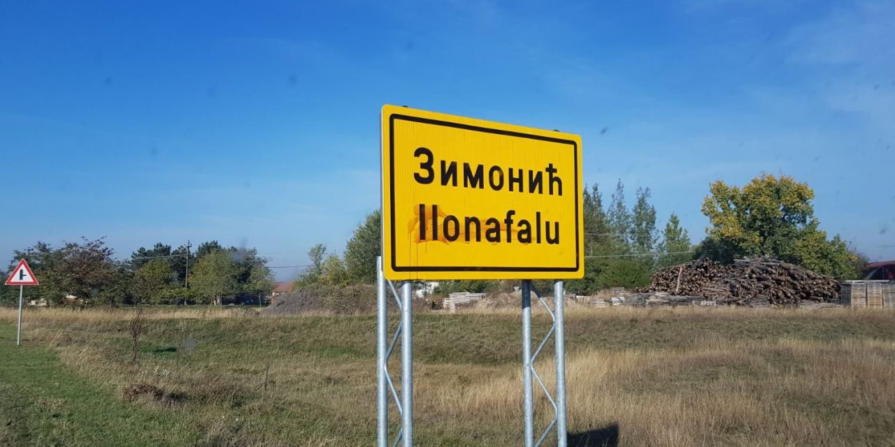 Táblarongálás Ilonafalu bejáratánál