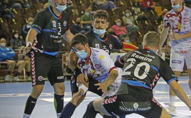 Minden játékos arcmaszkot viselt egy kézilabda-mérkőzésen