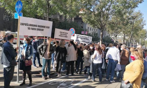 A kormány előtt gyűltek össze az idegenforgalmi irodák képviselői