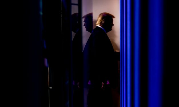 <span class="entry-title-primary">Trumpuccsista tragikomédia</span> <span class="entry-subtitle">Végtelen-féktelen próbálkozások az amerikai elnökválasztás eredményének megfordítására</span>